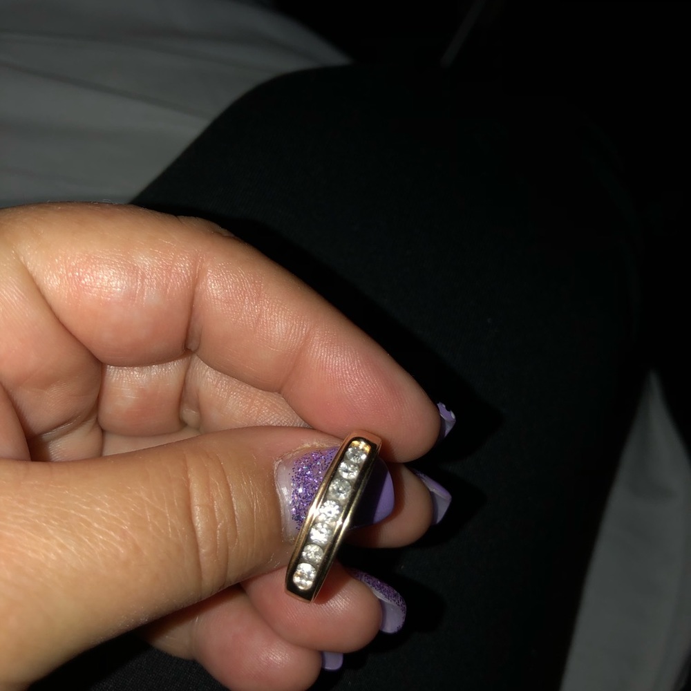 10k gold men’s wedding band 7 diamonds